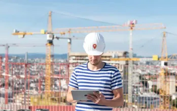 Bauleiter dokumentiert mit docu tools auf dem Tablet direkt auf der Baustelle