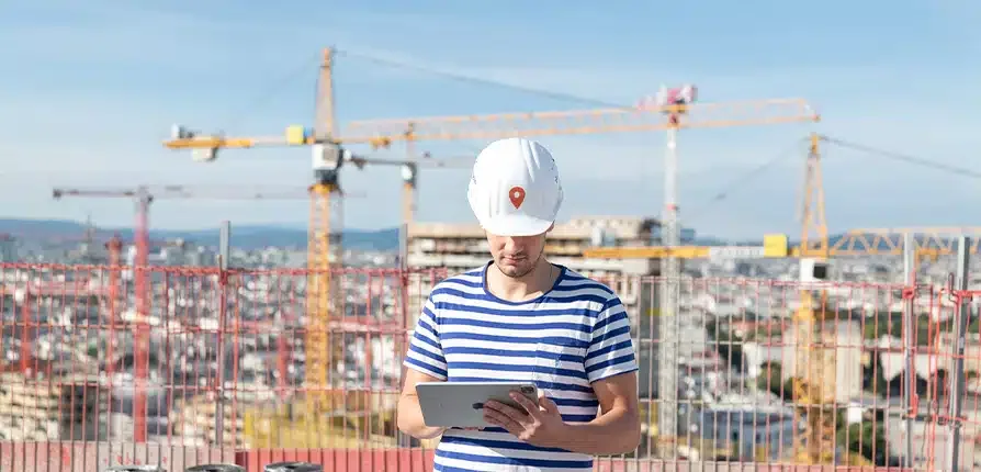 Bauleiter dokumentiert mit docu tools auf dem Tablet direkt auf der Baustelle