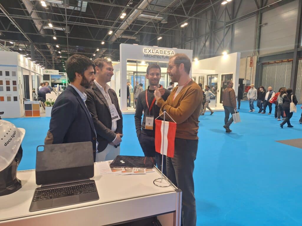 Fachlicher Austausch am Messestand von docu tools auf der REBUILD 2026 in Madrid.