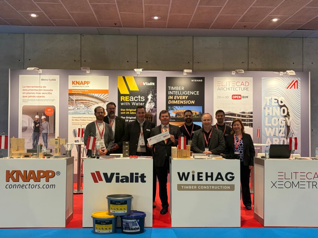 Gruppenbild von Partnerunternehmen auf der REBUILD 2026 in Madrid am gemeinsamen Messestand.