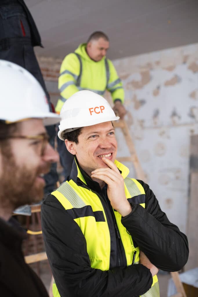Christian Kunitz von FCP bei einer Baustellenbegehung im Gespräch über digitale Bauprozesse und mobile Baustellendokumentation mit docu tools.