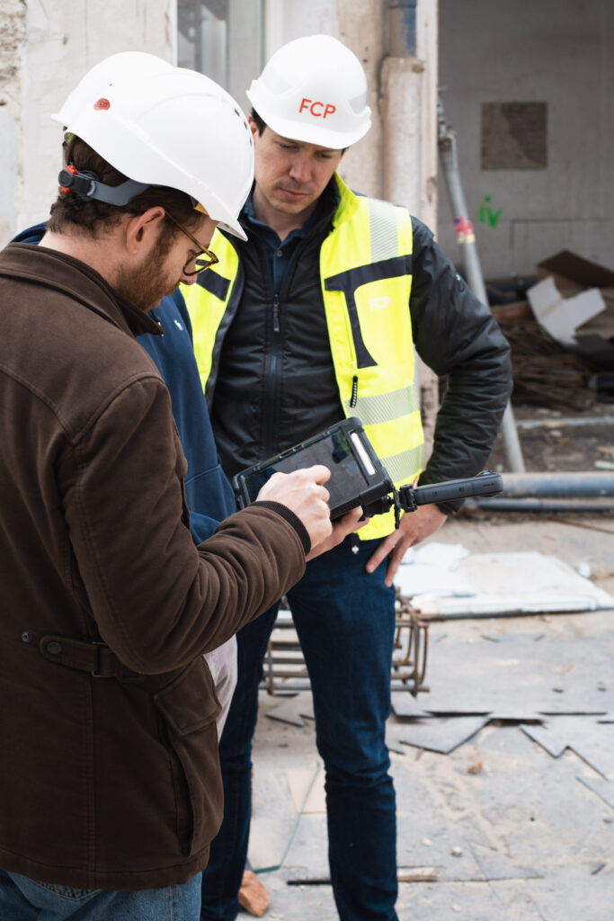 Maximilian Allmeyer-Beck von docu tools demonstriert gemeinsam mit dem FCP Projektteam die digitale Baustellendokumentation und Mängelerfassung per Tablet.