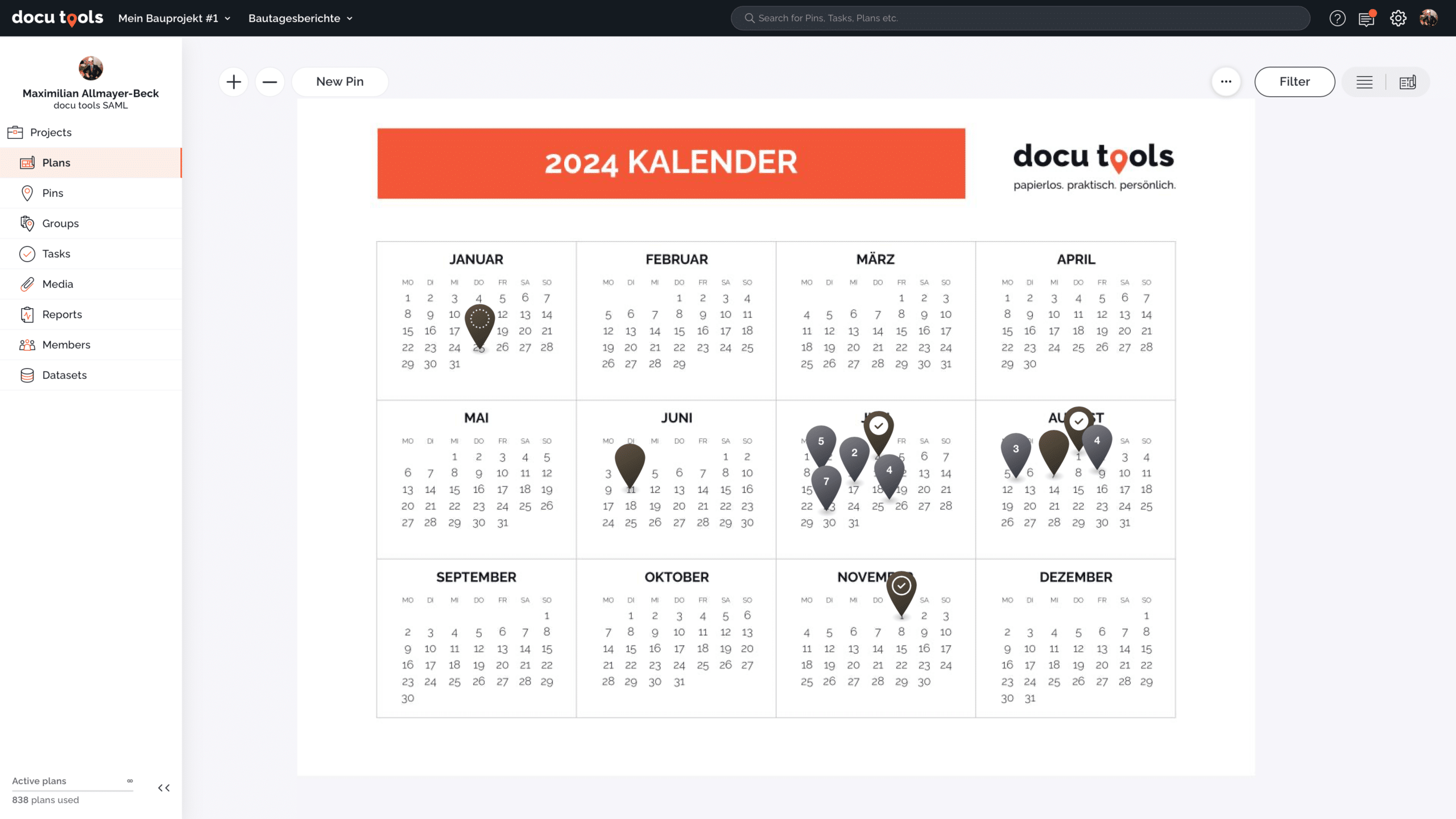 سجل البناء الرقمي في «docu tools» مع عرض التقويم وعلامات تحديد المواقع لتوثيق أعمال البناء اليومية.